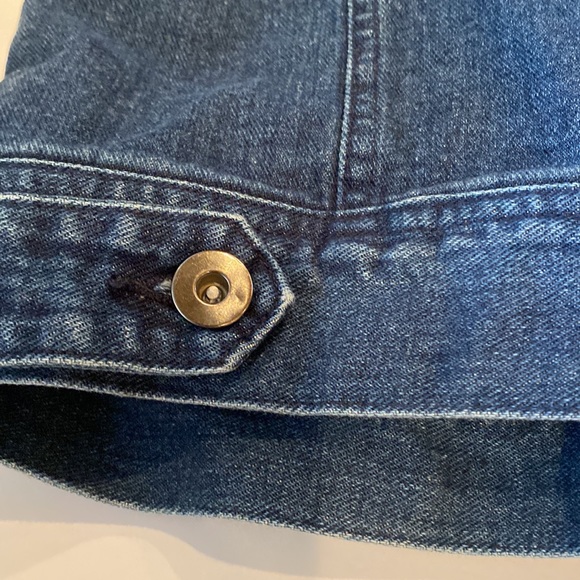 Washed Denim Jean Vest. Buttons and pockets at front. Juniors . Medium - Picture 8 of 10
